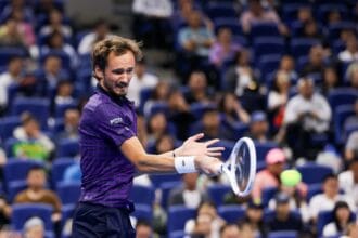 Medvedev supera Zverev pela quinta vez seguida e avança à semifinal em Pequim