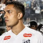 Santos mantém disputa entre Mayke e Igor Vinícius pela lateral direita antes de enfrentar o Grêmio