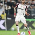 Léo Pereira e Viña participam de treino e ficam à disposição para Flamengo x Cruzeiro