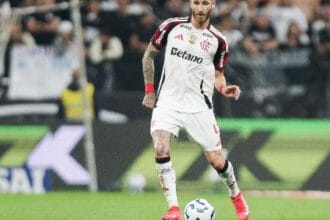Léo Pereira e Viña participam de treino e ficam à disposição para Flamengo x Cruzeiro