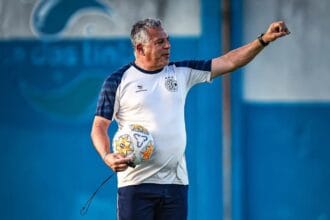 Confiança renova com o técnico Luizinho Vieira para a temporada 2026