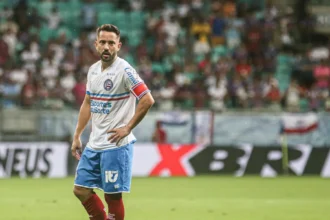 Everton Ribeiro passa por cirurgia de tireoide devido a um câncer