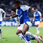 Cruzeiro vence e permanece na cola dos líderes do Brasileiro