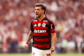 Flamengo vence no Maracanã e empata em número de pontos com Palmeiras