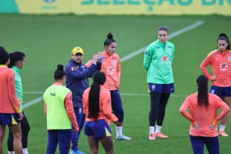 Seleção feminina realiza primeiro treino para amistosos na Europa