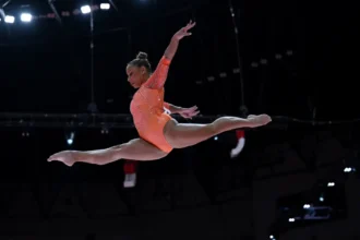 Flávia Saraiva vai à final da trave no Mundial de Ginástica Artística