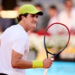 João Fonseca vai à 1ª semi de ATP 500 após abandono de rival no 3º set