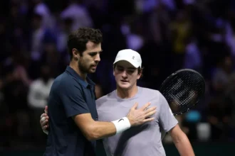 João Fonseca batalha em quadra, mas dá adeus ao Masters 1000 de Paris