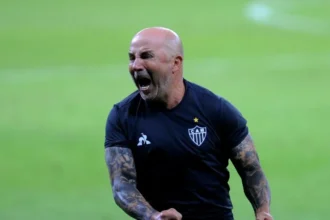 Sampaoli lamenta suspensão de Hulk e destaca esforço do atacante para retomar melhor fase