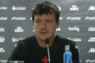Diniz avalia condições de Cuesta e Matheus França para duelo entre Vasco e Vitória