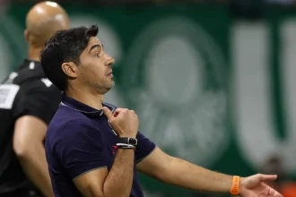 Abel Ferreira desvia de crítica de Rogério Ceni e lembra presente com vinho