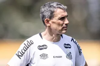 Vojvoda lamenta desperdício de chances após novo empate do Santos