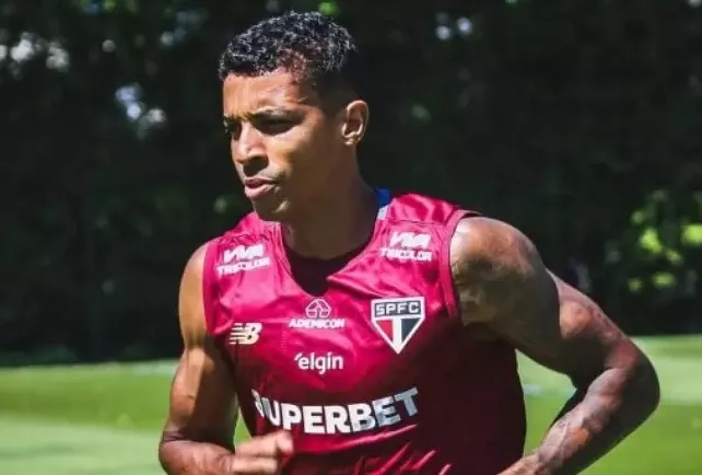 Após seis meses afastado, Luiz Gustavo assume a zaga do São Paulo e mantém discurso de Libertadores
