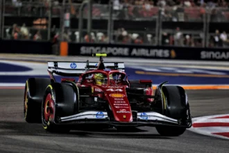 Ferrari é multada em € 10 mil após colisão de Leclerc com Norris nos boxes de Singapura