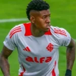 Internacional testa esquema com três zagueiros para estancar defesa no Brasileirão