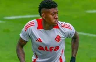 Internacional testa esquema com três zagueiros para estancar defesa no Brasileirão