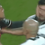 Edson é expulso por cotovelada e ainda acerta tapa em Zeca na Série B