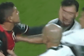 Edson é expulso por cotovelada e ainda acerta tapa em Zeca na Série B