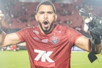 Vasco enfrenta Vitória buscando engatar terceira vitória seguida em casa pela Série A