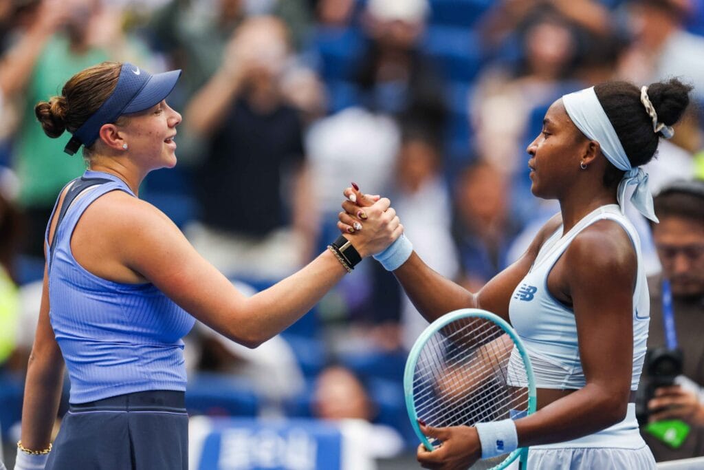 Gauff elogia agressividade de Anisimova após queda rápida na semifinal de Pequim