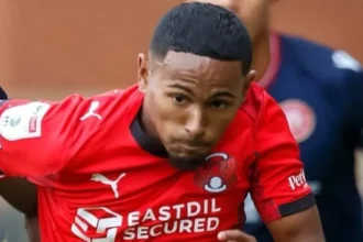 Demetri Mitchell recorre ao ChatGPT para negociar com Leyton Orient e obtém salário maior