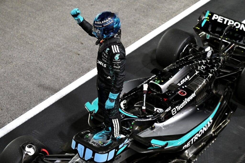 Russell faz a pole em Singapura e alerta: “será uma corrida longa e suada”