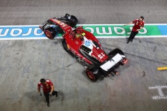 Hamilton aponta dificuldade da Ferrari e prevê maior atraso em 2025