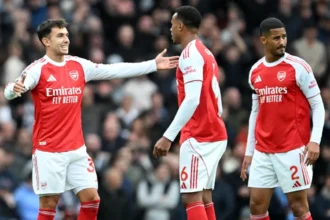 Arsenal supera West Ham, assume a ponta da Premier League e vê Manchester United voltar a vencer