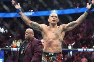 Alex Poatan nocauteia Ankalaev em 80 segundos e retoma cinturão dos meio-pesados no UFC 320