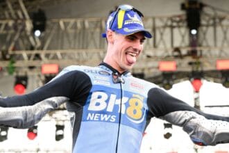 Aldeguer conquista GP da Indonésia marcado por acidente que lesiona Marc Márquez