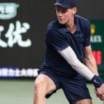Cãibras obrigam Jannik Sinner a abandonar na terceira rodada do Masters 1000 de Xangai