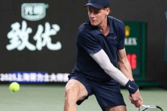 Cãibras obrigam Jannik Sinner a abandonar na terceira rodada do Masters 1000 de Xangai