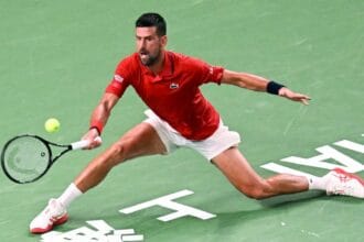 Djokovic reclama de clima “brutal” após vitória de 2h42 no Masters de Xangai