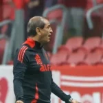 Inter volta a sair sem ser vazado após adotar linha de três zagueiros e bater Botafogo