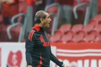 Inter volta a sair sem ser vazado após adotar linha de três zagueiros e bater Botafogo