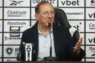 Textor nega disputa interna, garante controle da SAF do Botafogo e alfineta o Vasco