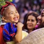 Fantasiado de princesa, Neymar anima filha Mavie após luxação no braço