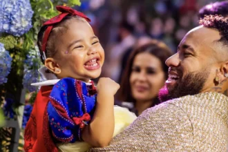 Fantasiado de princesa, Neymar anima filha Mavie após luxação no braço