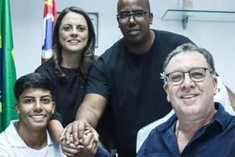 Santos acerta primeiro contrato profissional de Mateus Mendes até 2028