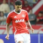 Lesão tira zagueiro Juninho do Internacional antes de enfrentar o Mirassol