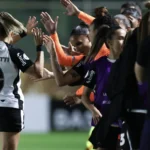 Corinthians bate Santa Fe, confirma liderança e pega Boca Juniors nas quartas; Ferroviária também avança