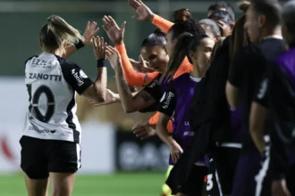 Corinthians bate Santa Fe, confirma liderança e pega Boca Juniors nas quartas; Ferroviária também avança