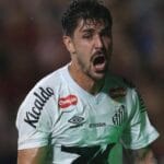 João Basso perde espaço no Santos e não joga desde julho após chegada de Vojvoda