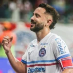 Everton Ribeiro se recupera em casa após retirada de câncer de tireoide e garante retorno aos gramados