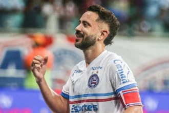 Everton Ribeiro se recupera em casa após retirada de câncer de tireoide e garante retorno aos gramados