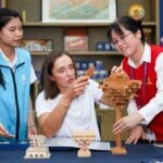 Iga Swiatek visita museu em Wuhan e participa de atividade com Lego antes de seu segundo jogo