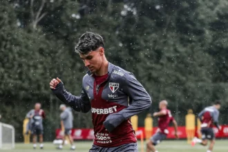 São Paulo treina sob chuva e foca duelo com Grêmio pela Série A