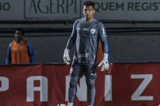 Goleiro do Londrina ressalta foco antes de decisão que vale vaga na Série B