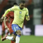 Disputa entre Paulo Henrique e Vitinho esquenta lado direito da Seleção Brasileira