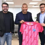 Presidente do Taubaté apresenta camisa do Outubro Rosa em visita à FPF